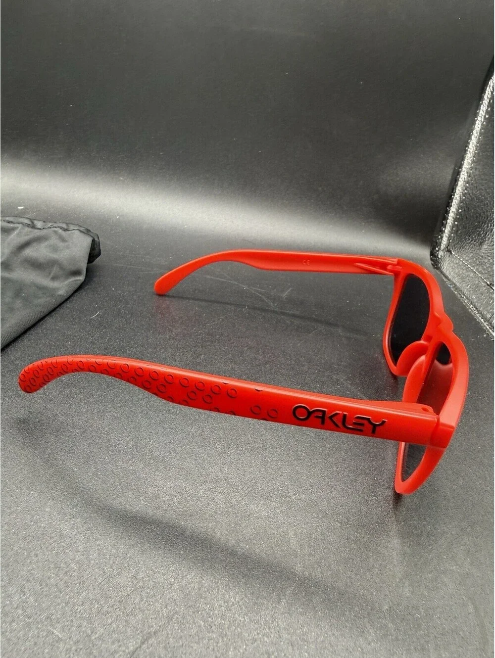 Oakley Frogskin Matte Red B1B/Ice Iridium Lenses